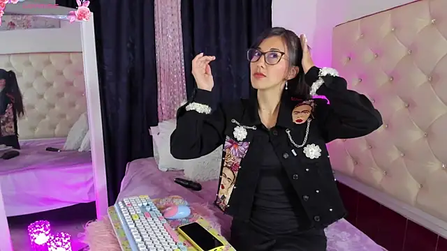  jade white  online show from March 4, 12:22 pm