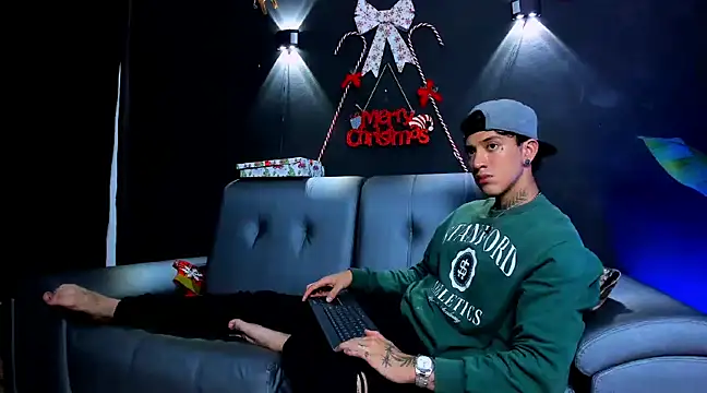 JUSTIN FULLER1 online show from December 17, 7:48 pm