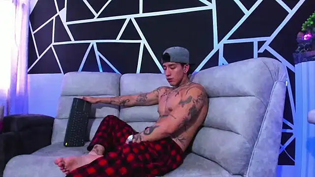 JUSTIN FULLER1 online show from February 1, 5:37 pm