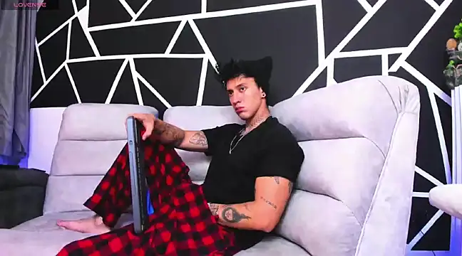 JUSTIN FULLER1 online show from February 16, 1:58 am