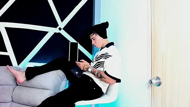 JUSTIN FULLER1 online show from September 11, 7:03 pm