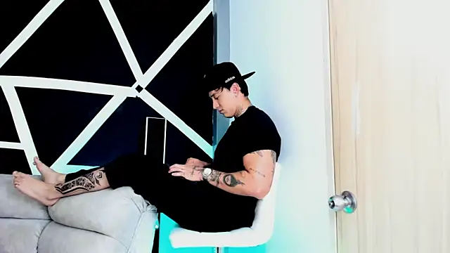 JUSTIN FULLER1 online show from October 18, 7:14 pm