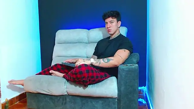 JUSTIN FULLER1 online show from January 9, 6:21 pm