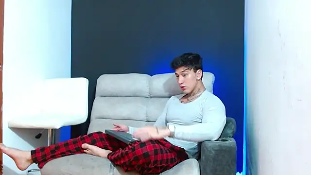 JUSTIN FULLER1 online show from April 9, 6:13 pm