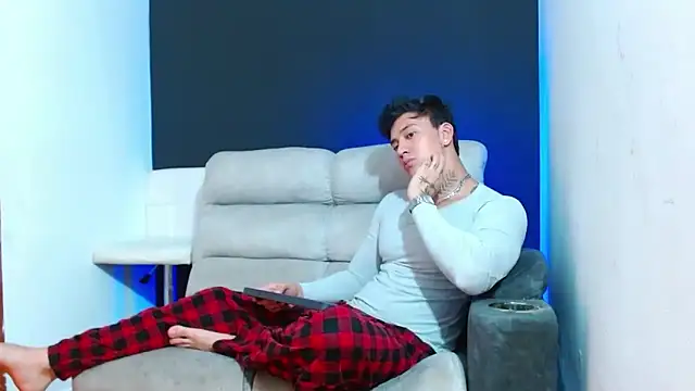 JUSTIN FULLER1 online show from April 10, 8:02 pm