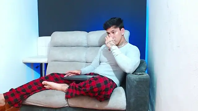 JUSTIN FULLER1 online show from April 12, 12:37 am