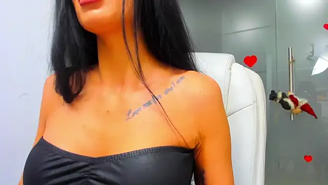 Snapshot of Queenrafaella chatting on December 15, 3:44 am Queenrafaella online show from December 15, 3:44 am