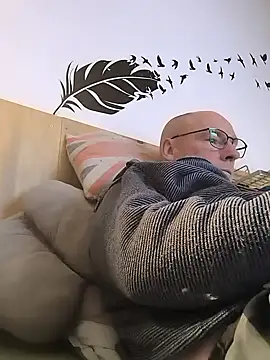 bogland33 online show from December 3, 8:07 pm