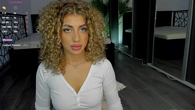 CurlyAnt0 online show from December 19, 8:43 am