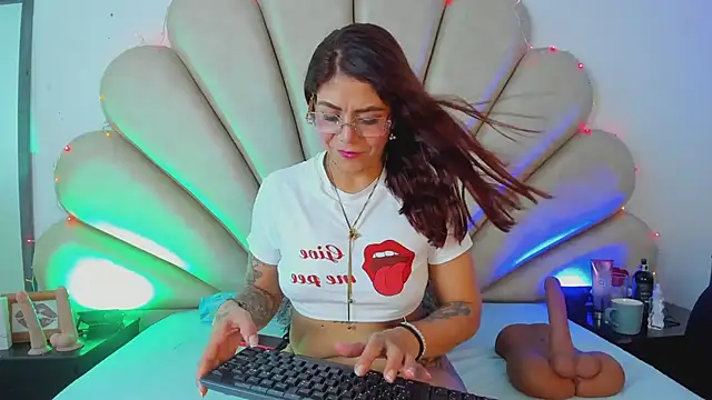 Snapshot of Anna__Spencer chatting on February 18, 12:39 pm Anna Spencer online show from February 18, 12:39 pm