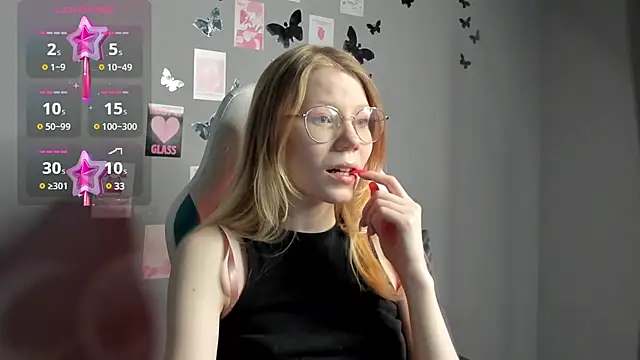 Snapshot of Esme_Runn chatting on December 9, 2:56 am Esme Runn online show from December 9, 2:56 am