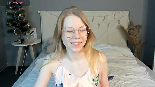 Snapshot of Esme_Runn chatting on December 16, 10:29 am Esme Runn online show from December 16, 10:29 am