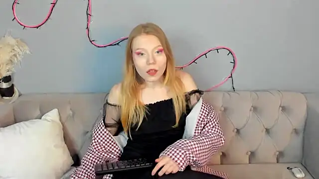 Snapshot of Esme_Runn chatting on February 3, 10:03 am Esme Runn online show from February 3, 10:03 am