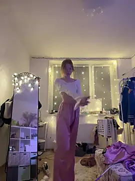 Snapshot of Esme_Runn chatting on February 26, 2:25 pm Esme Runn online show from February 26, 2:25 pm