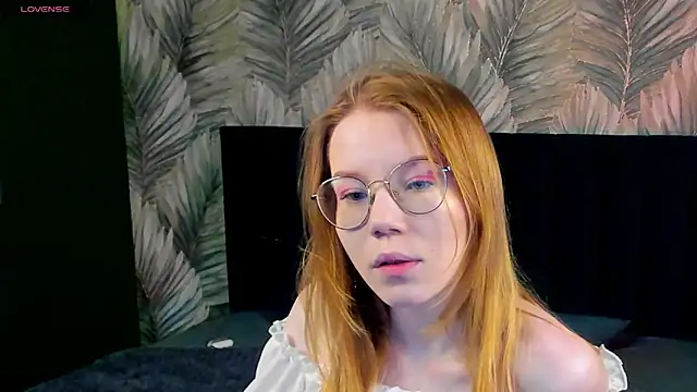 Snapshot of Esme_Runn chatting on March 19, 10:00 am Esme Runn online show from March 19, 10:00 am