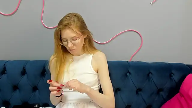 Snapshot of Esme_Runn chatting on March 21, 10:17 am Esme Runn online show from March 21, 10:17 am