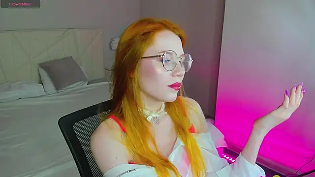 Snapshot of Esme_Runn chatting on September 12, 12:00 am Esme Runn online show from September 12, 12:00 am