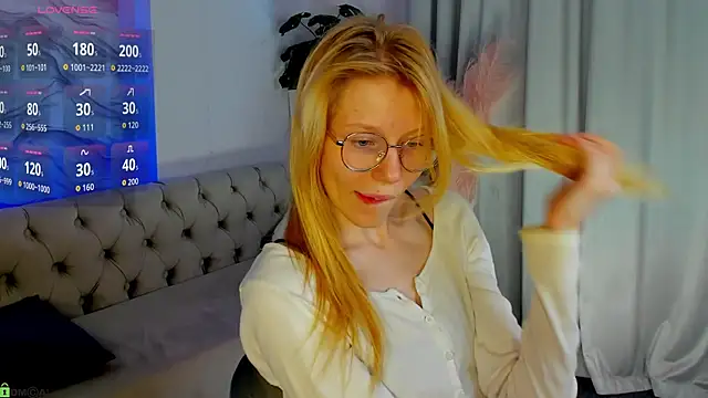 Esme Runn online show from June 11, 3:15 am