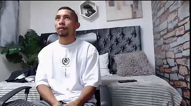 Snapshot of richar_voller chatting on December 20, 12:05 pm richar voller online show from December 20, 12:05 pm