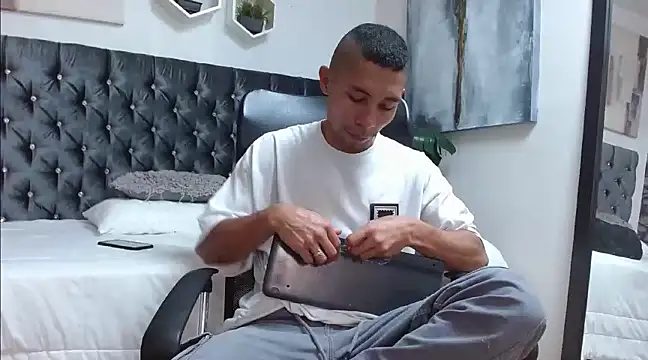 Snapshot of richar_voller chatting on February 4, 2:43 pm richar voller online show from February 4, 2:43 pm