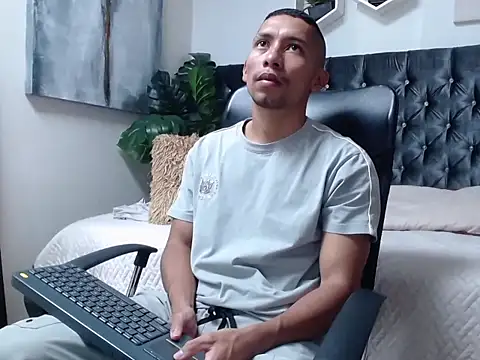 Snapshot of richar_voller chatting on October 9, 11:19 am richar voller online show from October 9, 11:19 am