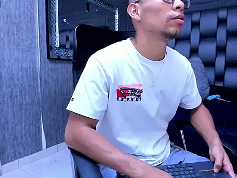 Snapshot of richar_voller chatting on October 10, 11:42 am richar voller online show from October 10, 11:42 am