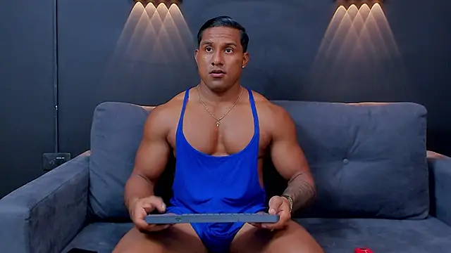 Snapshot of CallumMuscle chatting on January 21, 1:18 am CallumMuscle online show from January 21, 1:18 am