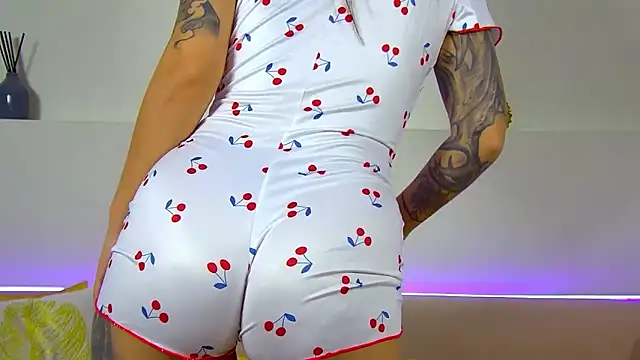 AlexandraBloom online show from November 3, 6:20 pm