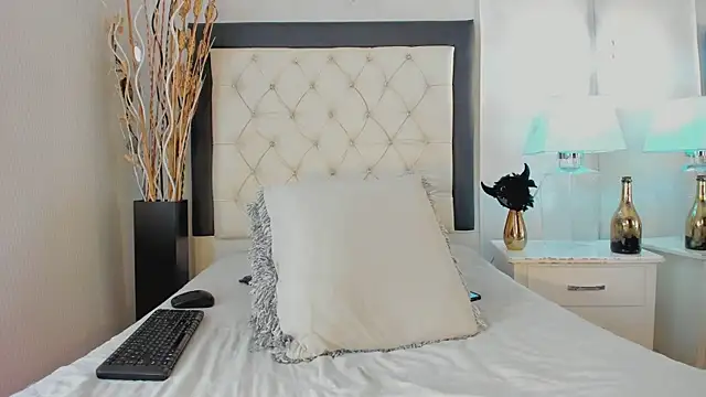 Snapshot of GaleHodge chatting on October 23, 12:59 pm GaleHodge online show from October 23, 12:59 pm