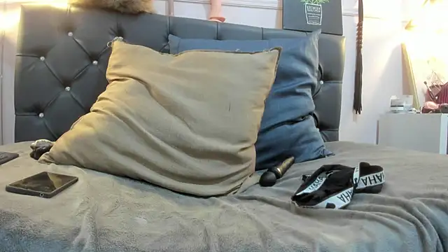 Slut Milf  online show from February 22, 10:52 pm