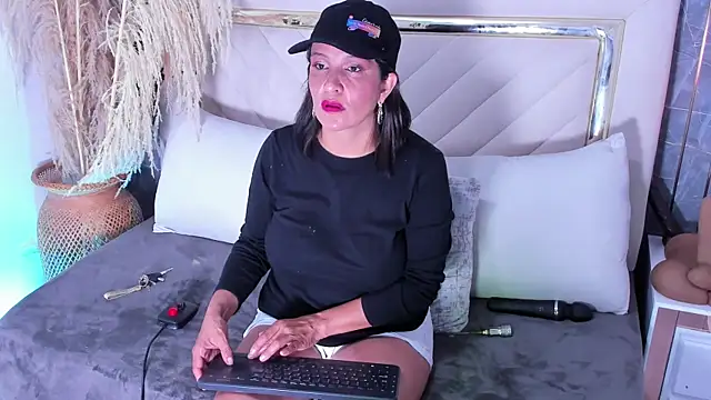 Slut Milf  online show from September 22, 7:38 pm