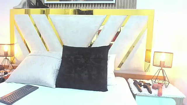 Snapshot of Slut_Milf_ chatting on November 15, 9:17 am Slut Milf online show from November 15, 9:17 am