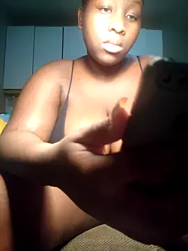 Snapshot of MelaninBear chatting on March 19, 7:38 pm MelaninBear online show from March 19, 7:38 pm
