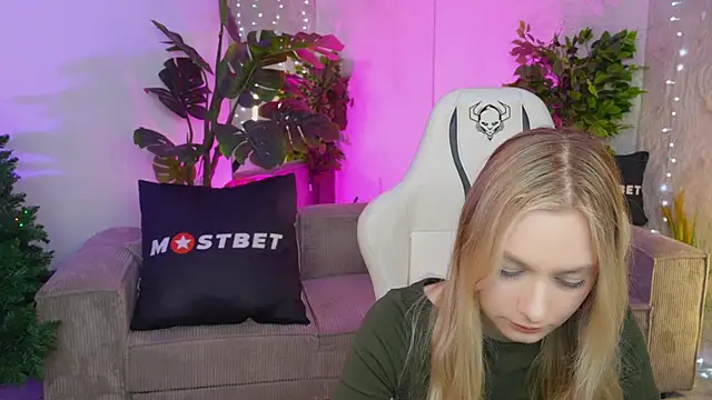 Magnetic Mia  online show from January 7, 3:54 pm