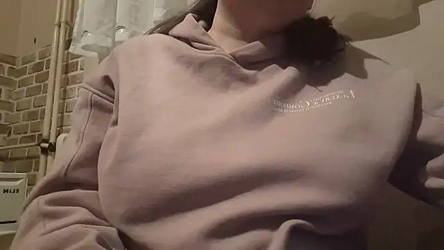 Snapshot of AalinnaK chatting on February 16, 11:59 pm AalinnaK online show from February 16, 11:59 pm