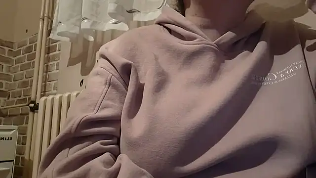 Snapshot of AalinnaK chatting on February 19, 4:44 pm AalinnaK online show from February 19, 4:44 pm