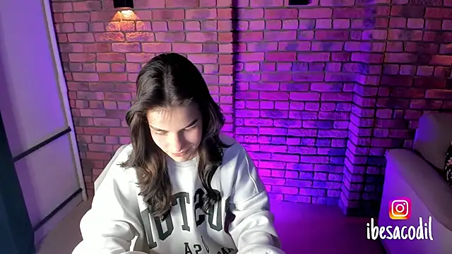 Snapshot of adriana_allien chatting on January 17, 10:01 pm adriana allien online show from January 17, 10:01 pm