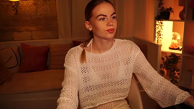 Snapshot of sn0w_barbie chatting on December 18, 2:06 pm sn0w barbie online show from December 18, 2:06 pm