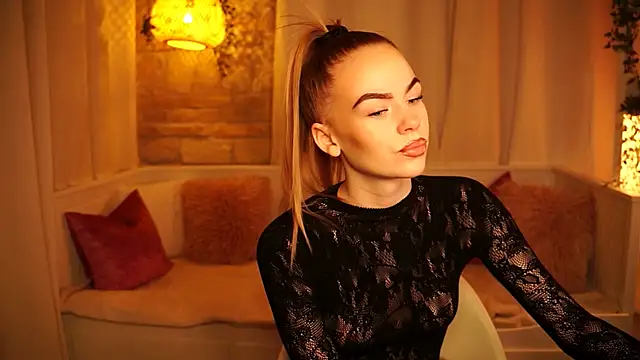 Snapshot of sn0w_barbie chatting on February 21, 9:34 am sn0w barbie online show from February 21, 9:34 am