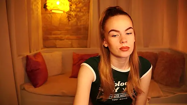 Snapshot of sn0w_barbie chatting on March 11, 9:34 am sn0w barbie online show from March 11, 9:34 am