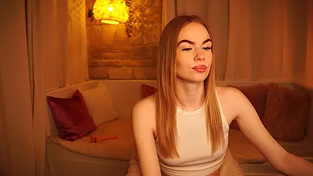 Snapshot of sn0w_barbie chatting on March 12, 9:23 am sn0w barbie online show from March 12, 9:23 am