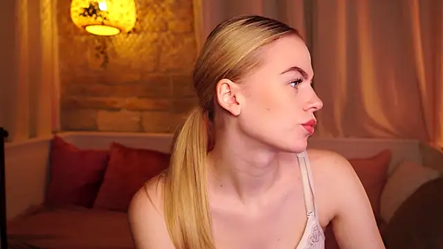 Snapshot of sn0w_barbie chatting on September 29, 8:41 am sn0w barbie online show from September 29, 8:41 am