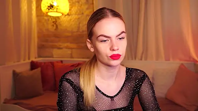 Snapshot of sn0w_barbie chatting on October 6, 7:50 am sn0w barbie online show from October 6, 7:50 am