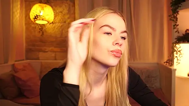 Snapshot of sn0w_barbie chatting on October 27, 9:35 am sn0w barbie online show from October 27, 9:35 am