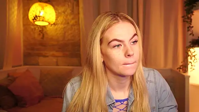 Snapshot of sn0w_barbie chatting on October 28, 9:35 am sn0w barbie online show from October 28, 9:35 am