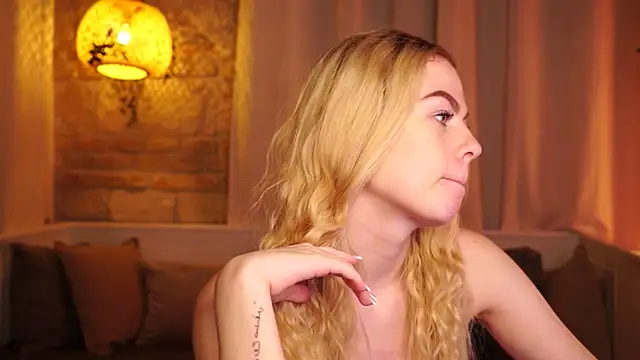 Snapshot of sn0w_barbie chatting on November 18, 9:25 am sn0w barbie online show from November 18, 9:25 am