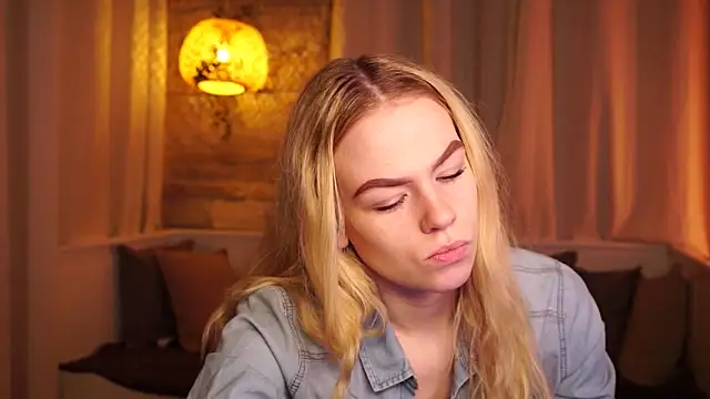 Snapshot of sn0w_barbie chatting on November 19, 9:31 am sn0w barbie online show from November 19, 9:31 am