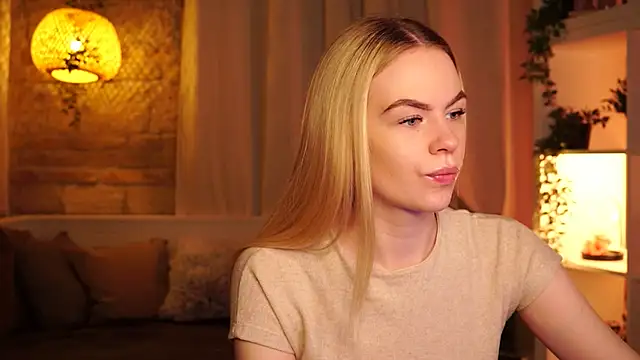 Snapshot of sn0w_barbie chatting on December 5, 9:40 am sn0w barbie online show from December 5, 9:40 am