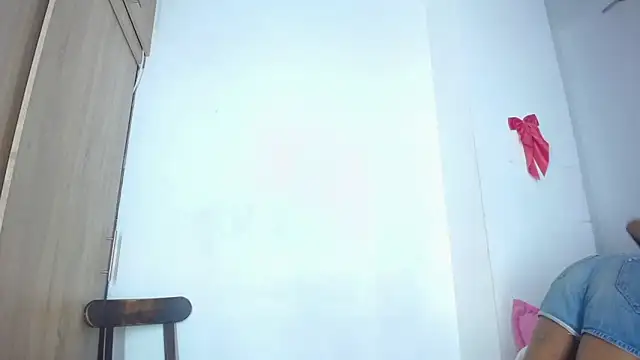 Snapshot of bloom444 chatting on February 19, 3:27 pm bloom444 online show from February 19, 3:27 pm