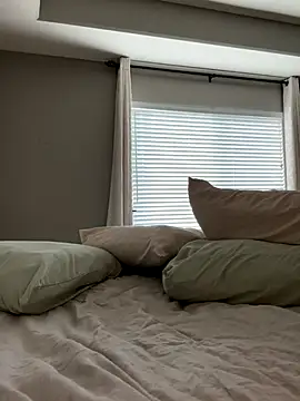 Naughty pussy2cum online show from December 1, 9:15 pm